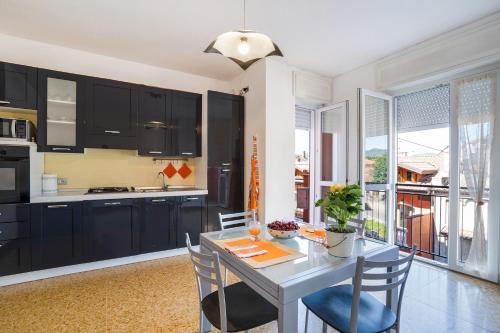 Kitchen, Iris Apartment Lago Maggiore in Angera