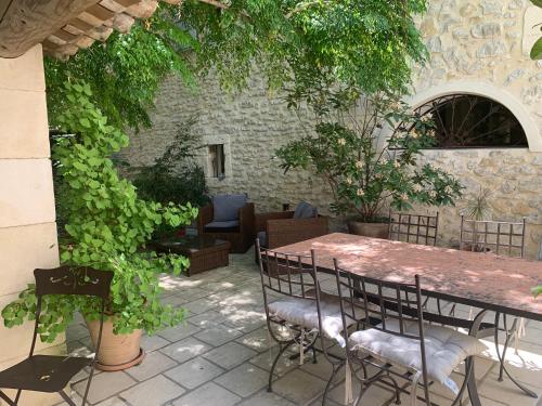 CHAMBRE D’HÔTE CHARLAMBIAS (CHAMBRE D’HOTE CHARLAMBIAS) in Vallabregues