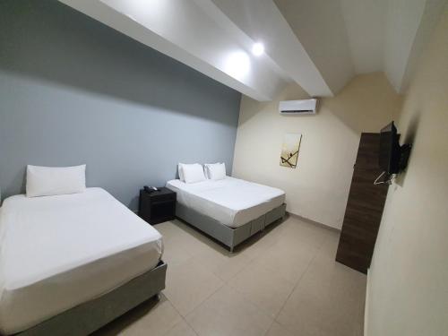Twin Room image 2