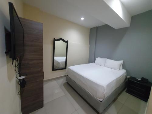 Standard Double Room image 9