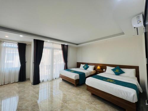 1 queen bed, 1 double bed