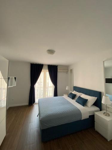 1 queen bed, 2 twin beds