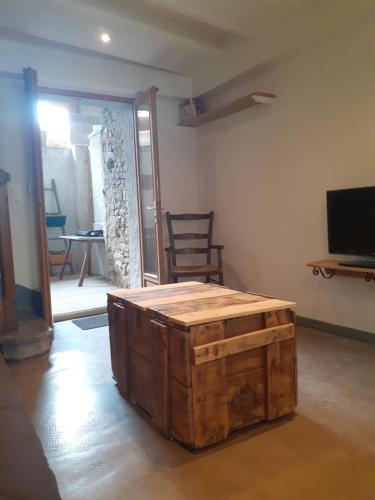Koplietošanas atpūtas telpa ar TV, la maison des vendangeurs in Pezens
