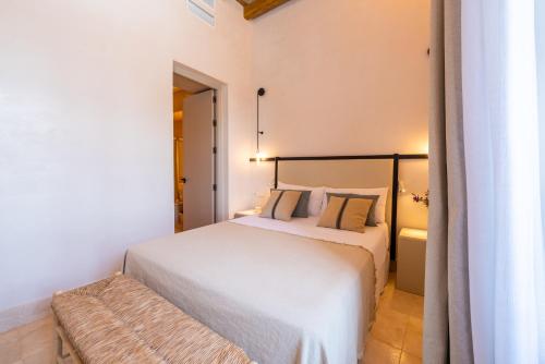 Small Double Room - Lower level image 4