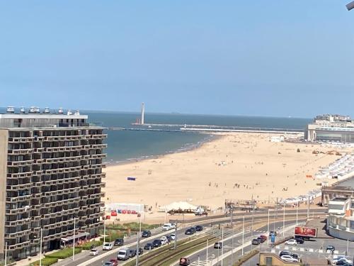 TINY APT w/ balcony and SEAVIEW, even out of your bed !, Ostende