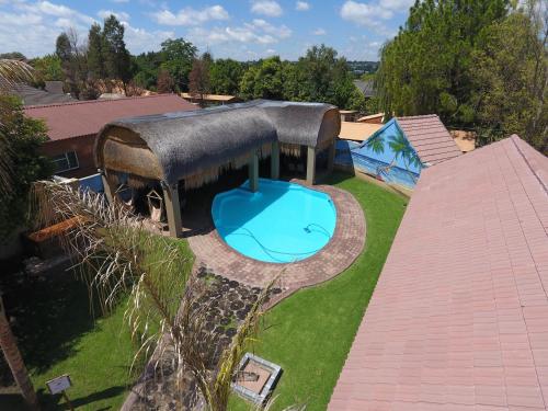 Peldbaseins, The Log Cabin Apartments Hotel in Standerton