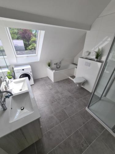 Leuchtturm Emden 2.6km von Uphusen entfernt