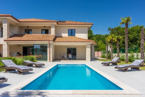 Villa Palma with Heated Private Pool - Podhum