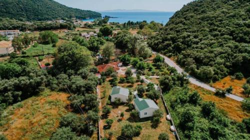 Oikies Verde in Karavostasi