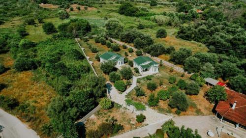 Oikies Verde in Karavostasi