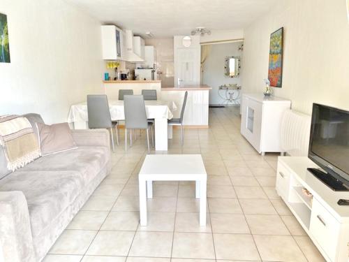 Appartement de 2 chambres a Frejus a 200 m de la plage avec terrasse amenagee