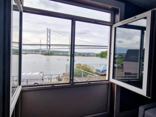 Three Bridges Waterfront in 北女王渡