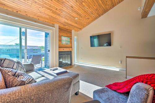. Sunny South Haven Condo Less Than 1 Mi to Beaches!