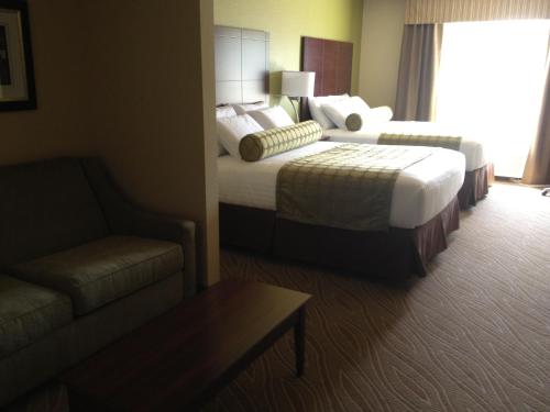 2 queen beds, 1 sofa bed