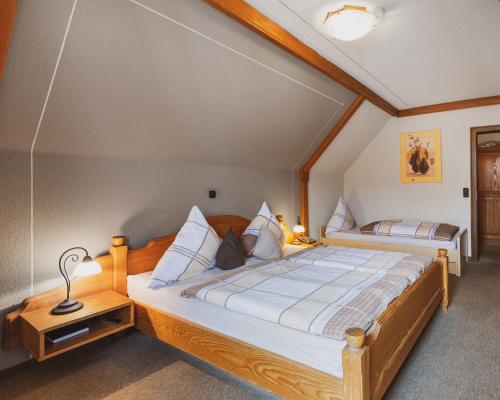 1 queen bed, 1 twin bed