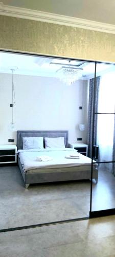 1 queen bed, 1 sofa bed