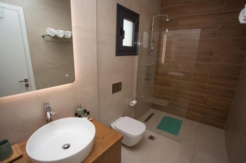 Bathroom, George‘s Place Kastrosikia in Pidima Kyras