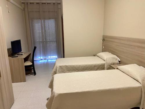 2 twin beds