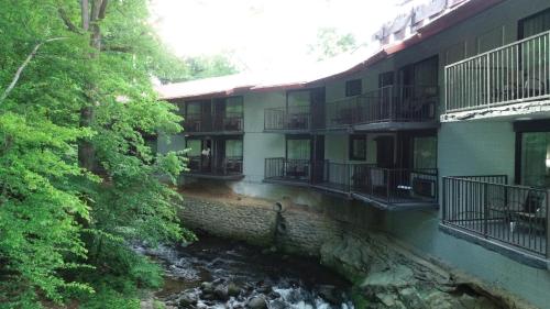 Bear Creek Inn Gatlinburg, TN in 蓋林柏格 (TN)