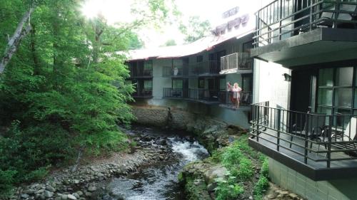 Bear Creek Inn Gatlinburg, TN in Галтинбург, Тенеси