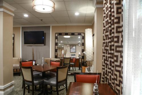 Holiday Inn Express Hotel & Suites - Atlanta/Emory University Area, an IHG Hotel