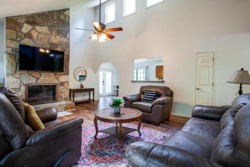 Little Cub Cottage - Mtn Views & Community Pools in Gatlinburg, USA