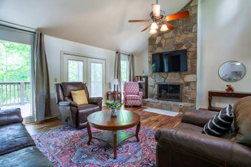Little Cub Cottage - Mtn Views & Community Pools in Gatlinburg, USA