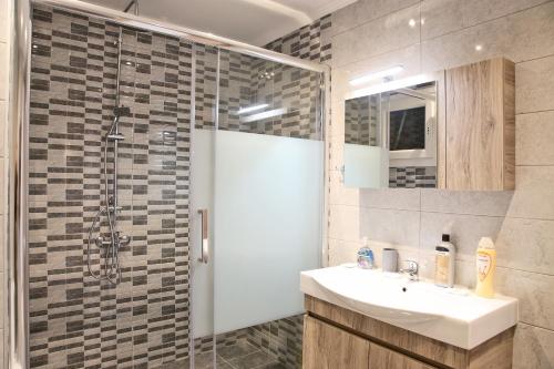 Johns Cozy apartments -10 min from Athens Airport Self Check-In! 2