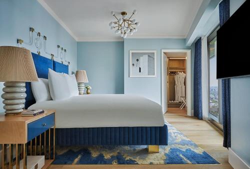 1 king bed, 1 sofa bed