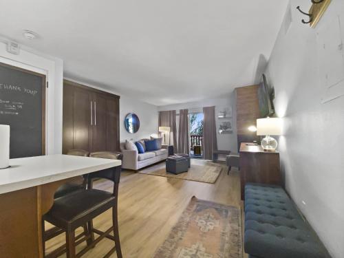 Sweet Ski-In Ski-Out Snowflower Studio condo