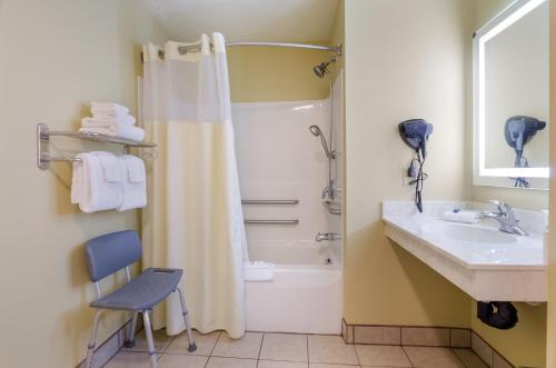 Americas Best Value Inn & Suites Independence VA Room Type - Queen Room - Disability Access