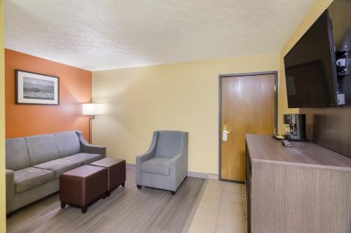 Americas Best Value Inn & Suites - image 11