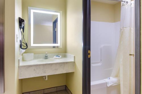 Americas Best Value Inn & Suites Independence VA Room Type - King Suite