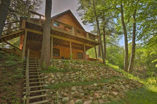 Rainbow Lodge at Scenic Double J River Camp in Irons, USA