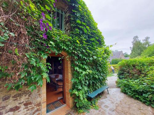 Gîte Sainte-Suzanne-et-Chammes 3 pièces 4 personnes - FR-1-600-89 - image 2