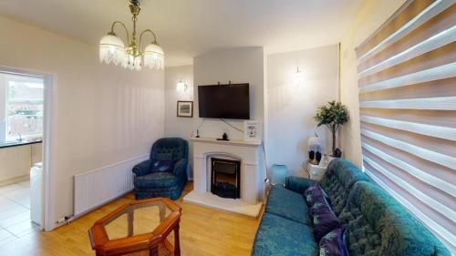 Charming 2 bed terrace . Close to station gîte à louer Rubery