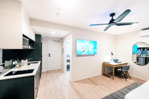 ห้องครัว, Quality Hotel City Centre near สนามบินคอฟส์ฮาร์เบอร์