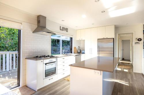 Kitchen, Skomer House in Waiheke Island