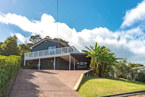 Exterior view, Skomer House in Waiheke Island