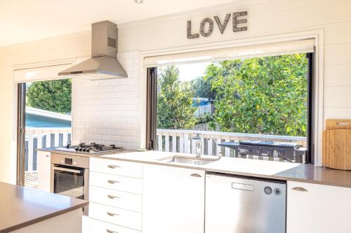 Kitchen, Skomer House in Waiheke Island
