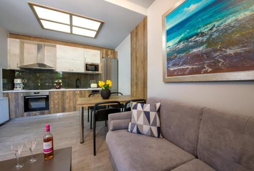 Rena's luxury apartment with free private parking 3