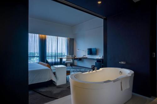 Badezimmer, ARTOTEL TS Suites Surabaya  near Surabaya Zoo