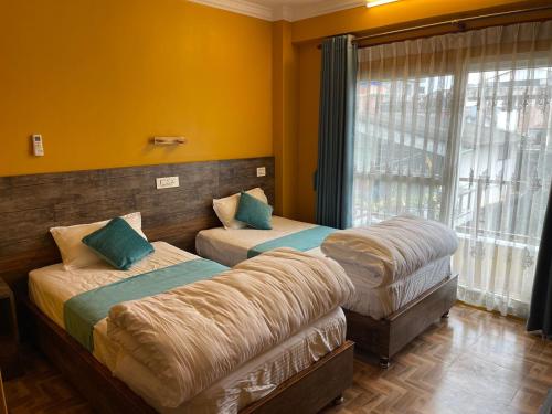 2 twin beds