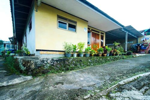 OYO HOMES 91242 Desa Wisata Cibuntu Kuningan Syariah