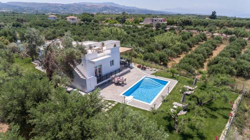 Villa Guinevere-with Private Pool - Location, gîte - Pangalochori