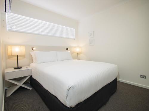 Executive One-Bedroom Apartment image 7