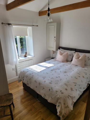 Oak Cottage with private log fired hot tub in Harrietsham
