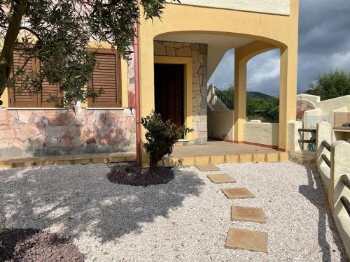  Villetta con giardino privato. in SantʼAnna Arresi