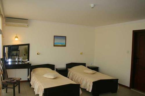 Twin Room with Balcony image 2