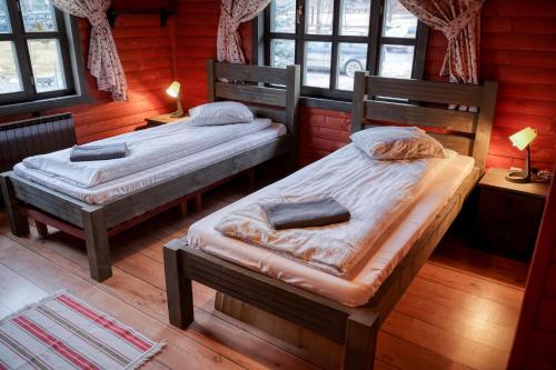 2 bedrooms, 4 beds